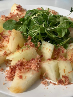 Una foto de Ensalada de melón, con rúcula y jamón