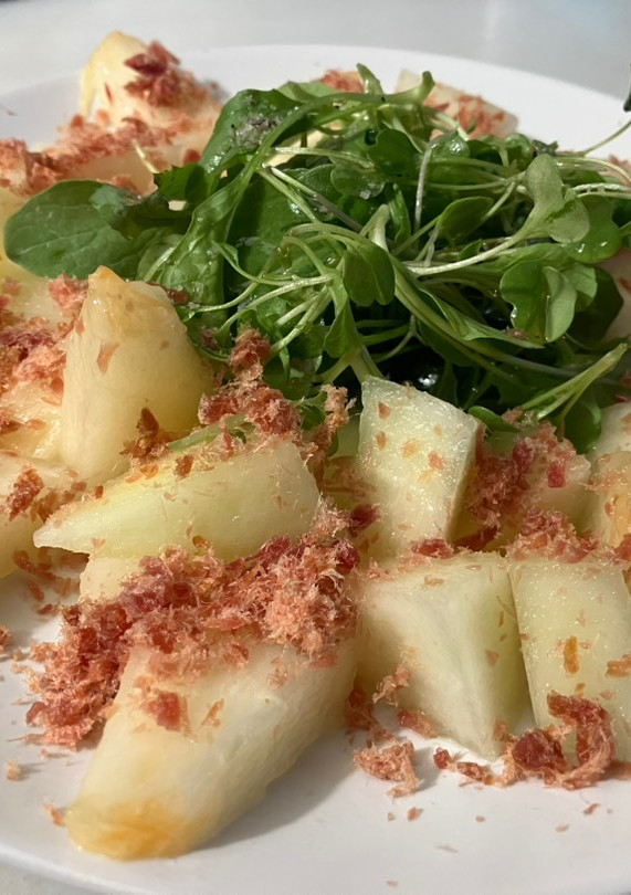 Una foto de Ensalada de melón, con rúcula y jamón