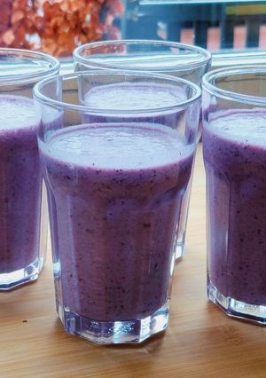Una foto de Licuado de banana, arándanos y leche