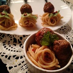 A picture of Meatballs spaghetti.