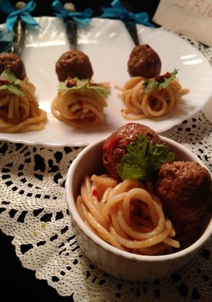 A picture of Meatballs spaghetti.
