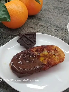 Una foto de Torrijas con Salsa de Naranja y Chocolate