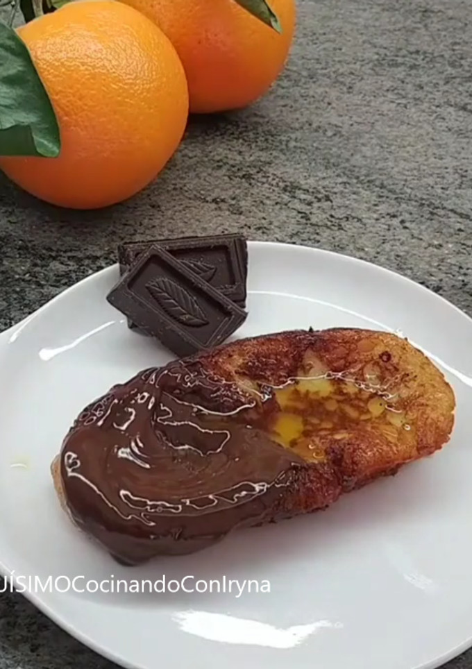 Una foto de Torrijas con Salsa de Naranja y Chocolate