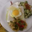 Pollo con Pimientos y Huevo Frito
