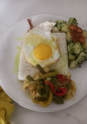 Una foto de Pollo con Pimientos y Huevo Frito