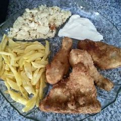 A picture of CHICKEN MARYLAND, CHIPS, SCRAMBLED EGGS AND SALAD CREAM.