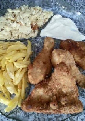 A picture of CHICKEN MARYLAND, CHIPS, SCRAMBLED EGGS AND SALAD CREAM.