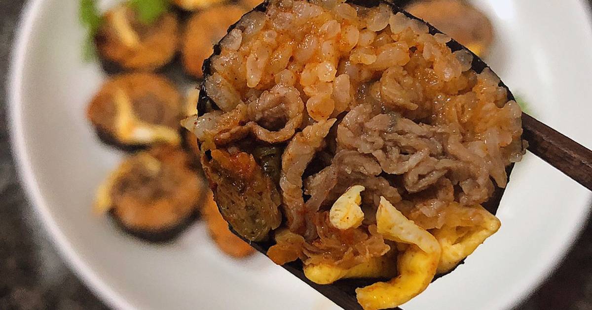 Cần chuẩn bị những nguyên liệu gì khi làm kimbap kim chi?
