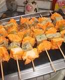 Brochetas de tortilla de berenjena con uvas