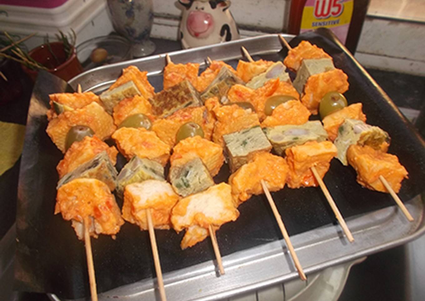 Brochetas de tortilla de berenjena con uvas