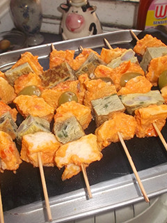 Una foto de Brochetas de tortilla de berenjena con uvas