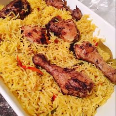 A picture of Arroz con pollo (rice with chicken).