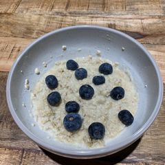 A picture of Maple syrup and blueberry porridge.