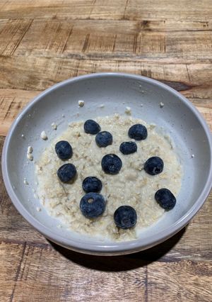 A picture of Maple syrup and blueberry porridge.