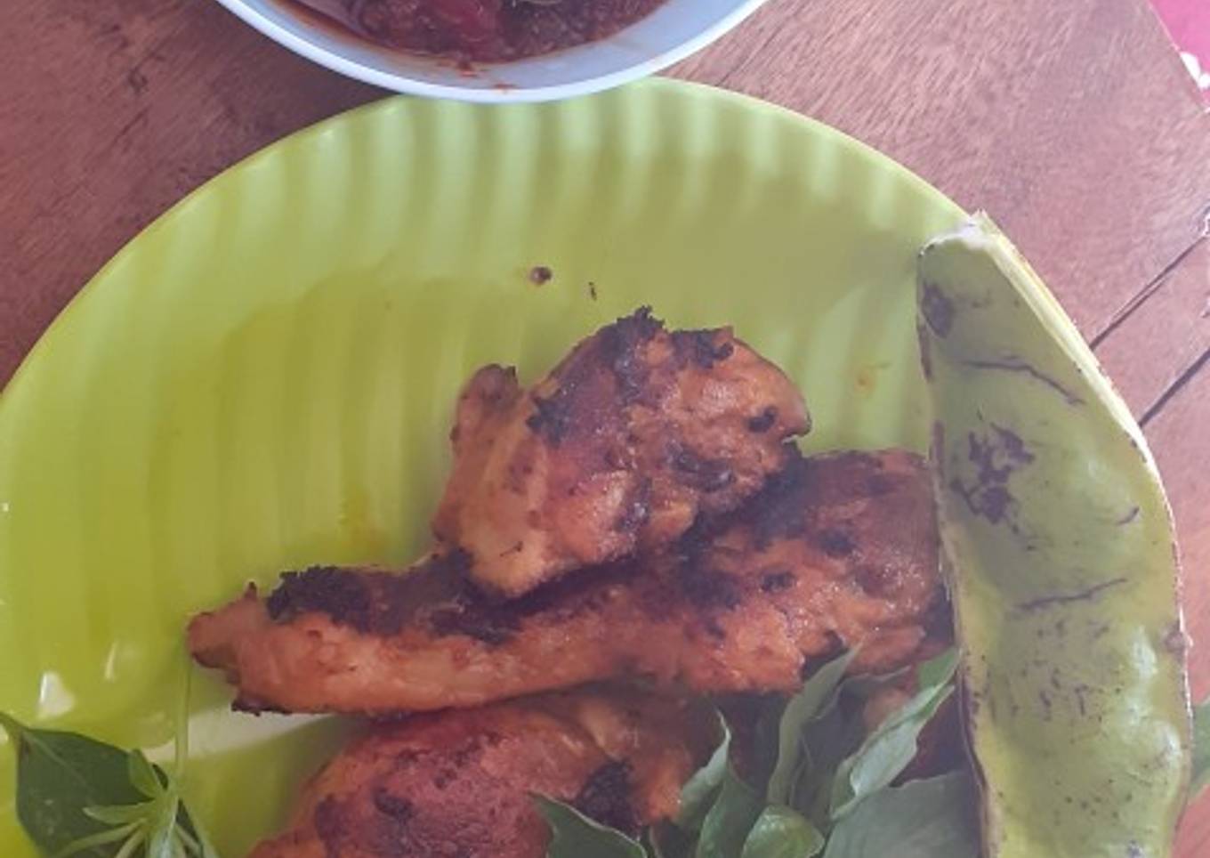 Ayam bakar dengan bumbu rujak