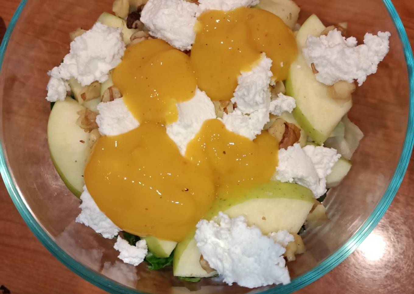 Ensalada de espinaca, manzana, nuez y queso de cabra