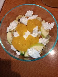 Una foto de Ensalada de espinaca, manzana, nuez y queso de cabra