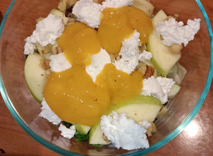 Una foto de Ensalada de espinaca, manzana, nuez y queso de cabra