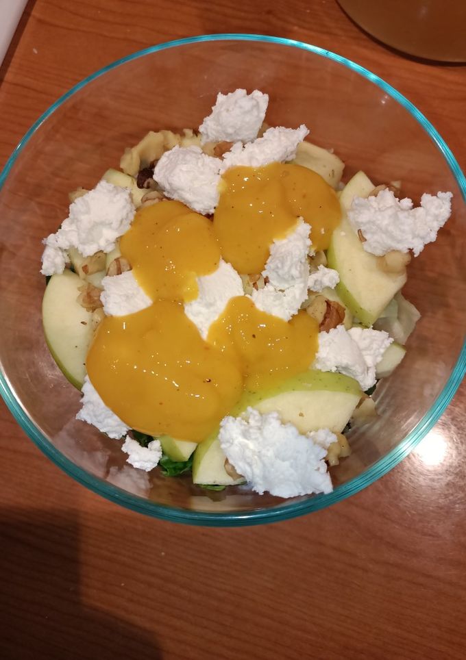 Una foto de Ensalada de espinaca, manzana, nuez y queso de cabra
