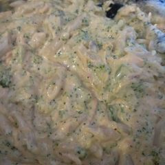 A picture of Cheesy chicken and broccoli pasta.