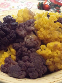 Una foto de Coliflor morada y amarilla con gravy para acompañamiento de carnes