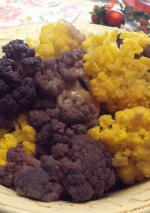 Una foto de Coliflor morada y amarilla con gravy para acompañamiento de carnes