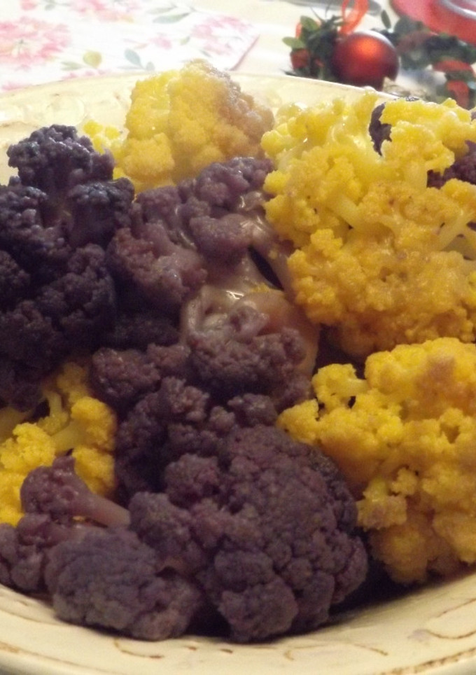 Una foto de Coliflor morada y amarilla con gravy para acompañamiento de carnes