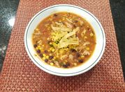 Una foto de sopa de tortilla