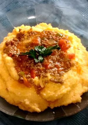 Una foto de Polenta con salsa boloñesa