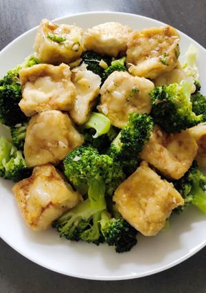 A picture of Sauteed Broccoli with Fried Tofu.