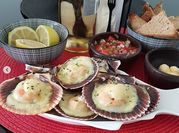 Una foto de mariscos a la parmesana