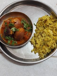 આખી ડુંગળી નું શાક (Akhi Dungli Shak Recipe In Gujarati) રેસીપી મુખ્ય ફોટો