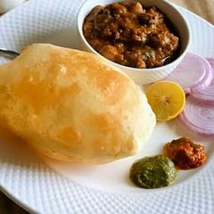 A picture of Chole bhature.