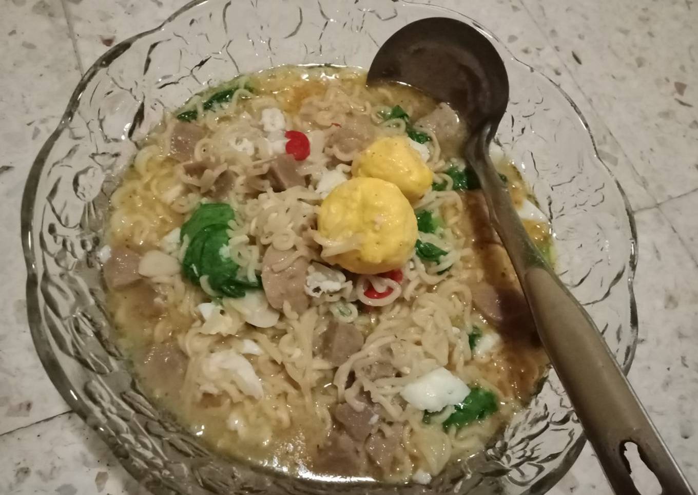 Mie instan soto nyemek