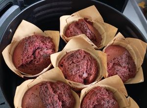 Una foto de Muffins de remolacha y cacao en freidora de aire o horno!!