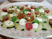 Una foto de carpaccio de pepino