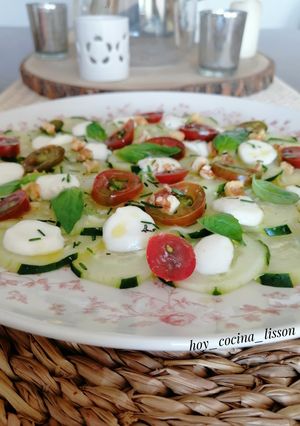 Una foto de Carpaccio de pepino y Mozzarella