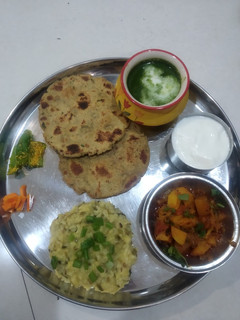 જુવાર ની ભાખરી (Jowar Bhakhri Recipe in Gujarati) રેસીપી મુખ્ય ફોટો