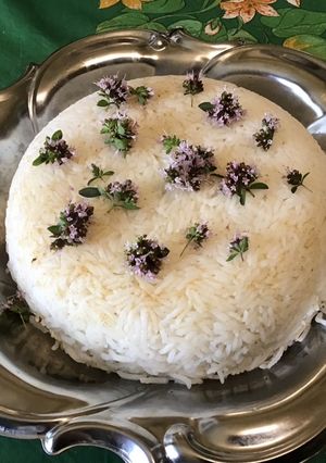 Une photo de Dôme de riz au gingembre et fleurs de ciboulette