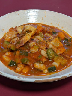 Una foto de Pulpo con pisto y alubias