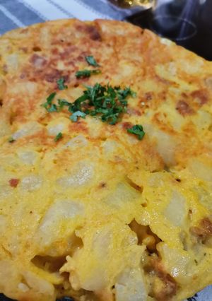 Una foto de Tortilla de papas con longaniza de pollo