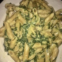 A picture of Creamy spinach, mushroom pasta.