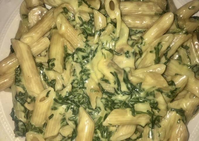 Creamy spinach, mushroom pasta