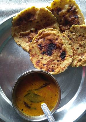चावल और उड़द की दाल के आटे का पराठा(chawal aur urad ki daal ke aate ka paratha recipe in hindi) रेसिपी मुख्य फोटो