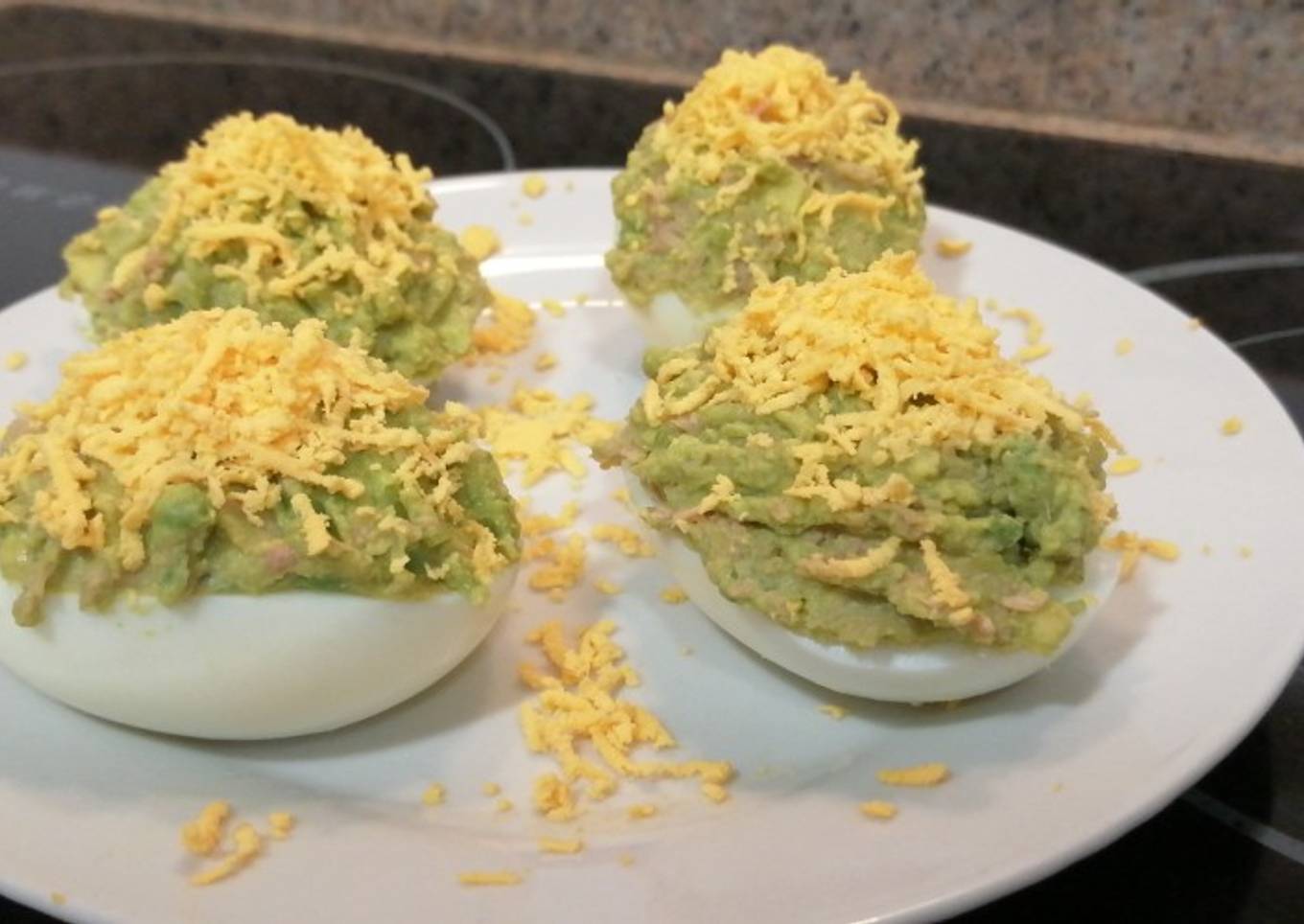 Huevos rellenos de aguacate y atún
