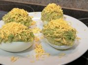 Una foto de huevos rellenos