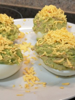 Una foto de Huevos rellenos de aguacate y atún