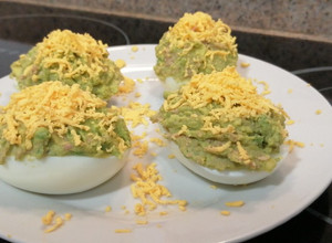 Foto principal de Huevos rellenos de aguacate y atún