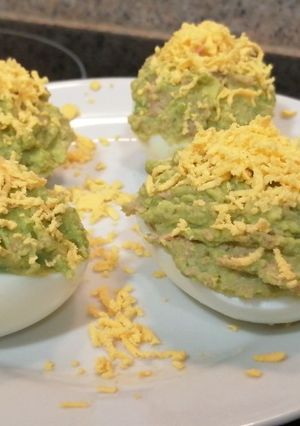 Una foto de Huevos rellenos de aguacate y atún