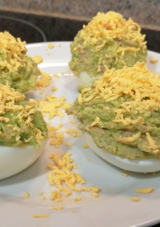 Una foto de Huevos rellenos de aguacate y atún